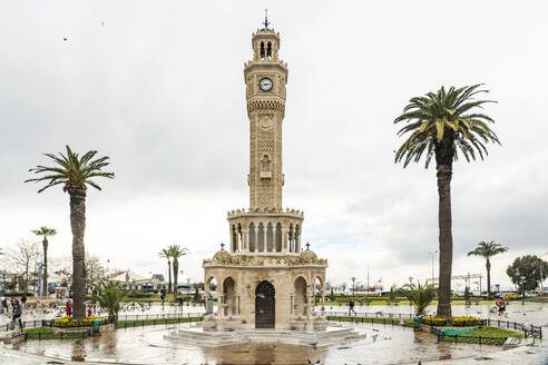 Uhrenturm von Izmir mit Palmen am Konak-Platz im Winter, Izmir, Türkei - TAMF03006