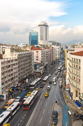 Verkehr auf der Straße inmitten moderner Gebäude in Konak, Smyrna, Izmir, Türkei - TAMF03010