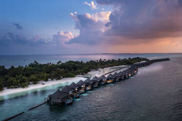 Stelzenhäuser am Meer auf der Insel Kuredu bei Sonnenuntergang, Malediven, Asien - AMF09175