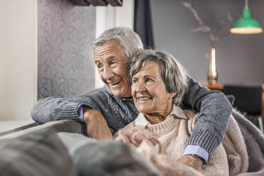 Nachdenkliches Seniorenpaar, das zu Hause wegschaut - AUF00626