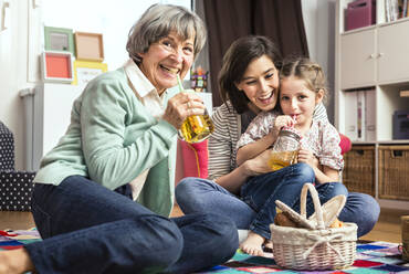 Mehrgenerationenfamilie beim Picknick im Kinderzimmer - AUF00634