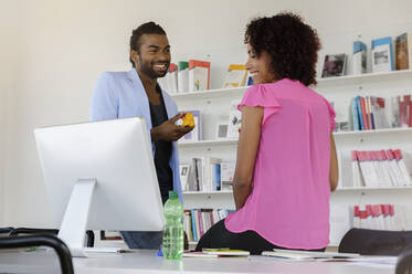 Männliche und weibliche Kollegen diskutieren in der Pause im Büro - BMOF00764