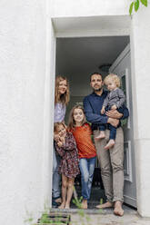 Glückliche Familie vor dem Hauseingang - OGF01040