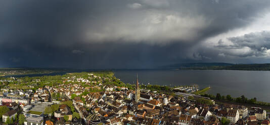 Deutschland, Baden Württemberg, Radolfzell, Luftaufnahme der Altstadt über dem Bodensee bei Gewitter - ELF02372