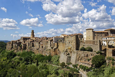 Italien, Toskana, Pitigliano, Luftaufnahme der Altstadt - UMF01005