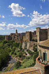 Italien, Toskana, Pitigliano, Luftaufnahme der Altstadt - UMF01006