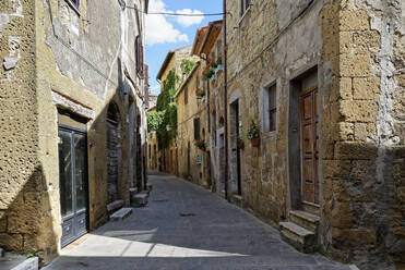 Italy, Tuscany, Pitigliano, Quaint alley of old town - UMF01008