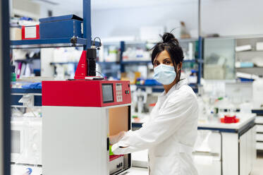Mature female researcher working in laboratory - PGF00582