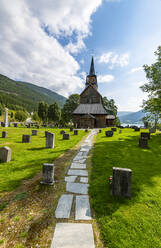 Kaupanger Stabkirche unter Wolkenhimmel in Kaupanger, Vestland, Norwegen - RUNF04485