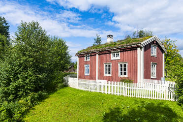 Außenansicht des Hauses auf dem mittelalterlichen Bauernhof Stiklastadir, Stiklestad, Norwegen - RUNF04496