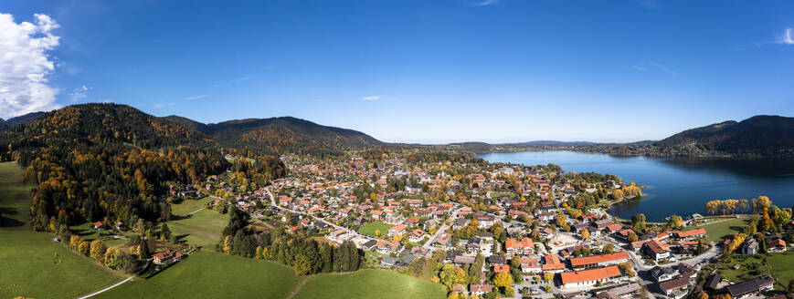 Deutschland, Bayern, Tegernsee, Stadtbild mit See aus der Luft - AMF09177