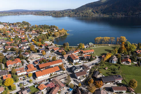 Deutschland, Bayern, Tegernsee, Stadtbild mit See aus der Luft - AMF09178