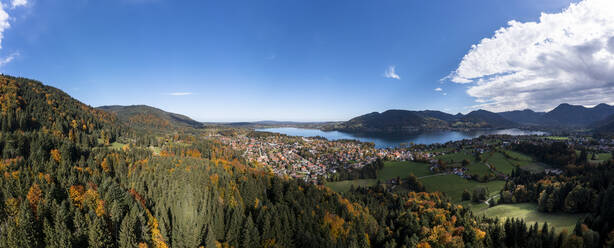 Deutschland, Bayern, Tegernsee, Luftbild der Stadt in den Bayerischen Alpen - AMF09180