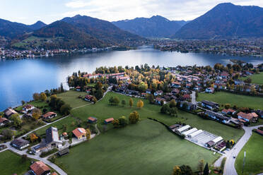 Deutschland, Bayern, Tegernsee, Stadtbild mit See aus der Luft - AMF09181