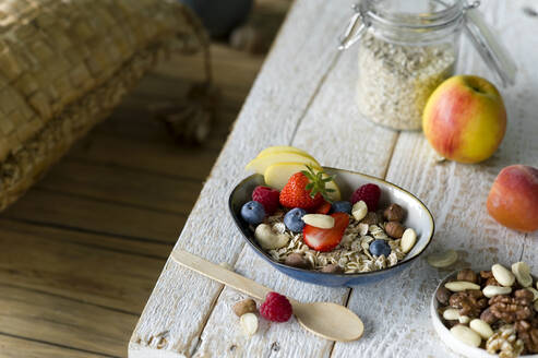 Gesundes Frühstück: Müsli, Obst, Milch auf rustikalem Holztablett - ASF06763