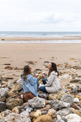 Fröhliche Freundinnen genießen Wein am Strand - JMPF00965