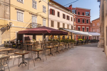 Cafe inmitten von Gebäuden am Dante-Platz, Istrien - TAMF03014