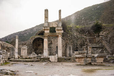 Verlassene Strukturen an historischer Stätte, Ephesus, Türkei - TAMF03022