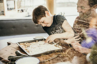 Sohn bereitet mit Vater Essen zu - MJRF00573