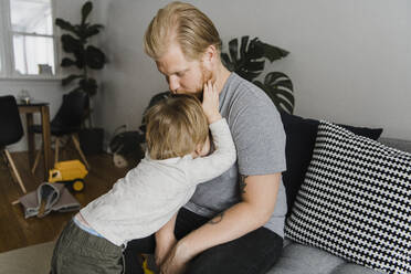 Blonder Vater küsst den Kopf des Sohnes zu Hause - HWHF00032
