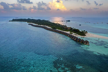 Malediven, Lhaviyani Atoll, Blick aus dem Hubschrauber auf die Insel Kuredu in der Abenddämmerung - AMF09183