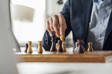 Geschäftsmann spielt Schach im Büro - VPIF04096