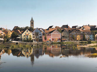 Deutschland, Bayern, Burglengenfeld, Stadthäuser spiegeln sich im Fluss Naab - PUF01963