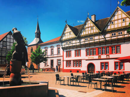 Deutschland, Nordrhein-Westfalen, Blomberg, Leerer Marktplatz mit Rathaus im Hintergrund - PUF01970