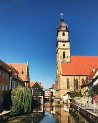 Deutschland, Bayern, Amberg, Klarer Himmel über der St. Martinskirche und dem Vils-Flusskanal - PUF01973