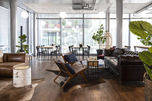 Möbel in einer modernen Büro-Cafeteria - FKF04156