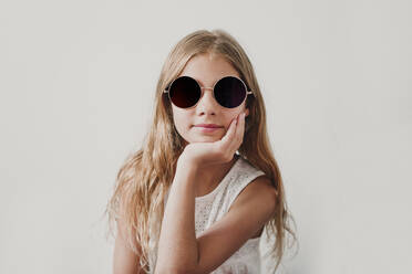Blondes Mädchen mit Sonnenbrille - EBBF03732
