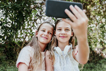 Freunde nehmen Selfie im Garten - EBBF03759