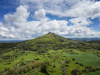 Deutschland, Baden-Württemberg, Bisingen, Blick auf die Sommerwolken über der Burg Hohenzollern - ELF02373