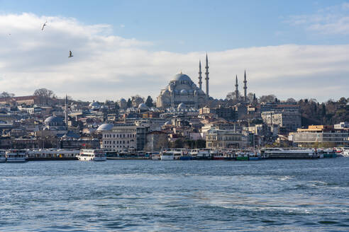 Türkei, Istanbul, Uferpromenade der Küstenstadt mit Süleymaniye-Moschee im Hintergrund - TAMF03027