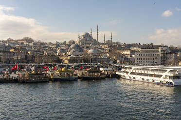 Türkei, Istanbul, Uferpromenade der Küstenstadt mit Süleymaniye-Moschee im Hintergrund - TAMF03030