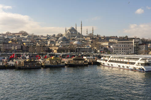 Türkei, Istanbul, Uferpromenade der Küstenstadt mit Süleymaniye-Moschee im Hintergrund - TAMF03030