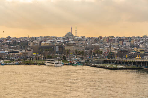 Türkei, Istanbul, Uferpromenade der Küstenstadt in der Abenddämmerung - TAMF03036