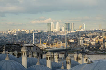 Türkei, Istanbul, Minarette der Süleymaniye-Moschee mit Brücke und städtischen Gebäuden im Hintergrund - TAMF03038