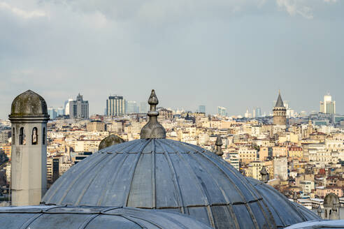 Türkei, Istanbul, Kuppel der Süleymaniye-Moschee mit städtischen Gebäuden im Hintergrund - TAMF03039