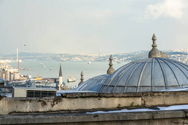 Türkei, Istanbul, Kuppel der Süleymaniye-Moschee mit der Meerenge des Bosporus im Hintergrund - TAMF03040