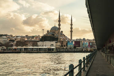 Türkei, Istanbul, Kanal des Goldenen Horns in der Abenddämmerung mit Yeni Cami Moschee im Hintergrund - TAMF03042