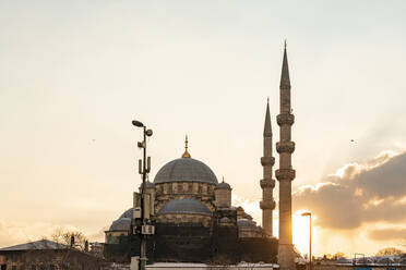 Türkei, Istanbul, Yeni Cami Moschee bei Sonnenuntergang - TAMF03043