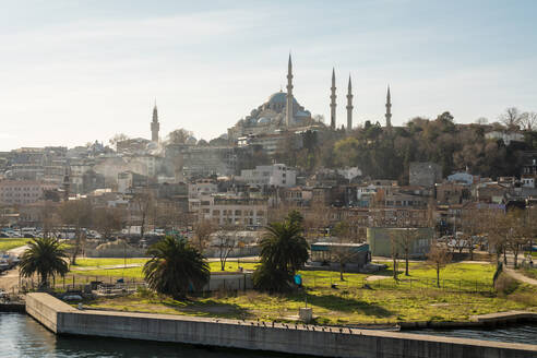 Türkei, Istanbul, Park am Wasser mit Rustem-Pascha- und Suleymaniye-Moschee im Hintergrund - TAMF03045