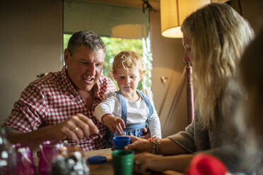 Familie spielt am Tisch - CAIF30376