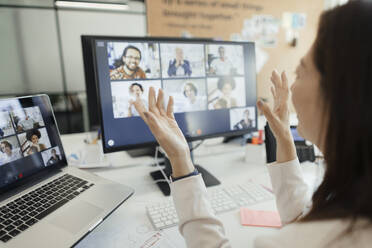 Geschäftsfrau bei einer Videokonferenz mit Kollegen am Computerbildschirm - CAIF30397
