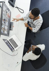 Geschäftsleute mit Gesichtsmasken bei Videokonferenzen am Computer im Büro - CAIF30452