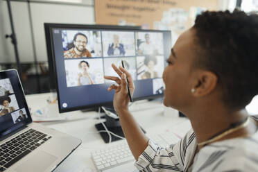 Geschäftsfrau bei einer Videokonferenz am Computer im Büro - CAIF30476