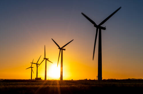 Windturbinen-Energieerzeuger im Windpark - MINF16177