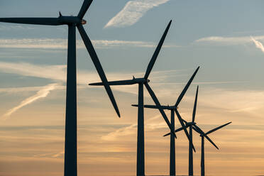 Windturbinen-Energieerzeuger im Windpark - MINF16178