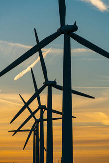 Windturbinen-Energieerzeuger im Windpark - MINF16179